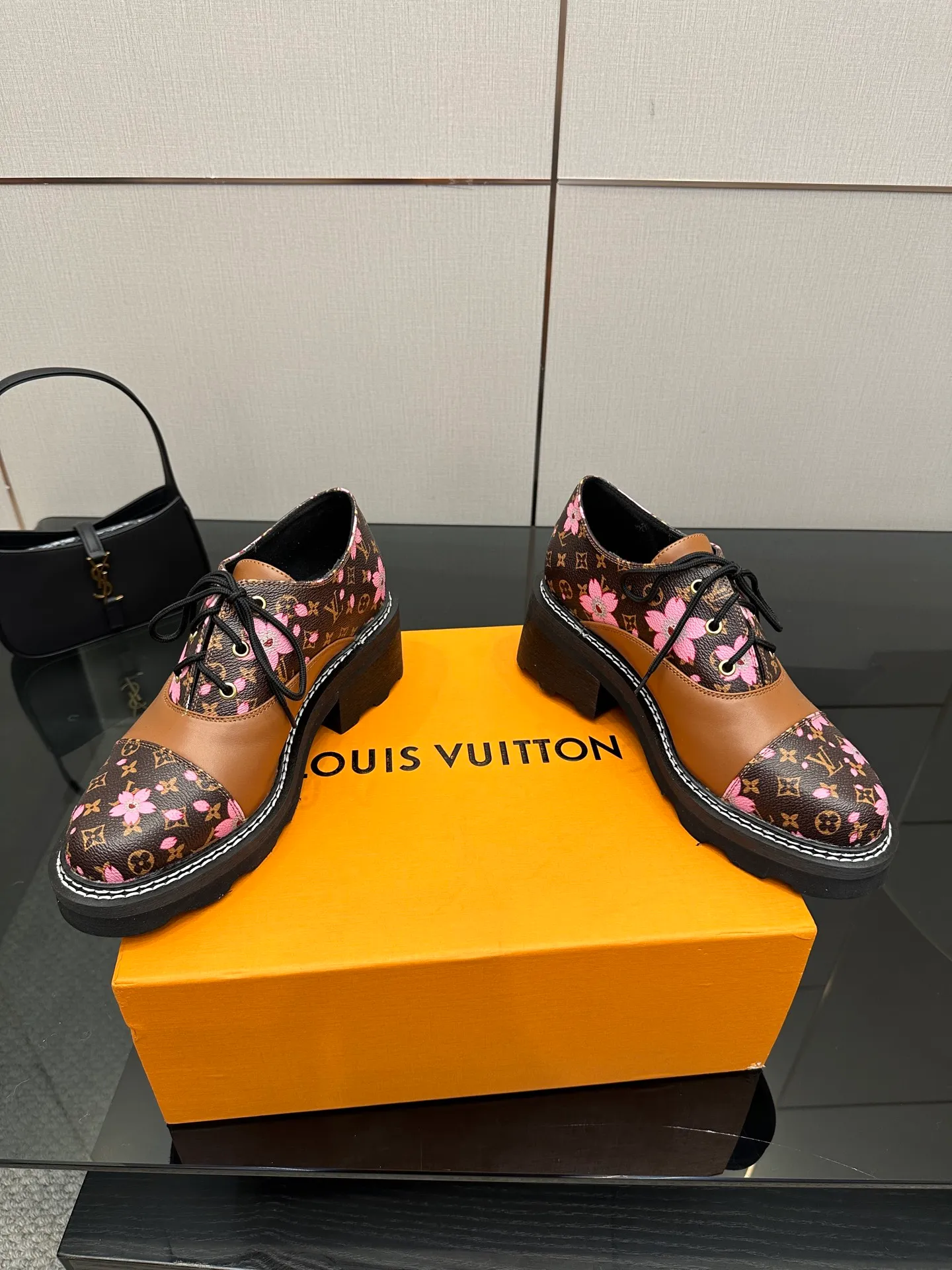 👟👟Ex-factory price 720👟👟 LOUIS VUITTON Louis Vuitton counter latest model top version LV inner cowhide material is real! Original 1:1 material reproduction! Modern and casual in one! Release a strong aura like a queen 🔥Capture everyone's attention instantly💃 Inner/foot pads: imported cowhide Fabric: cowhide Outsole: full genuine leather Code number: 35-41 (40, 41, 42 customizations are not returnable)